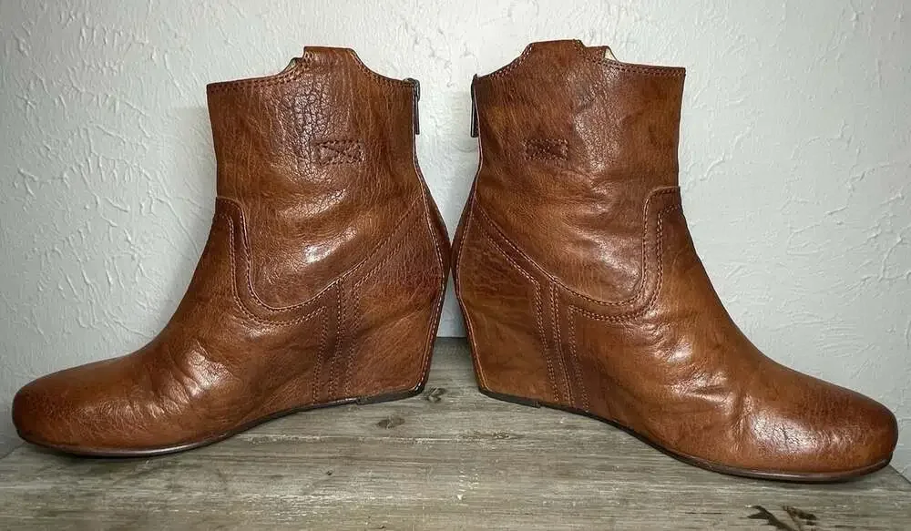Frye Carson Hidden Wedge Bootie Womens 7.5 Cognac Leather Western Cowgirl Ankle